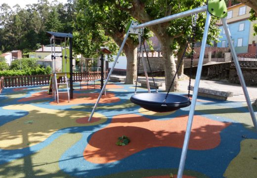 O Concello de Lousame inicia a construción dun novo parque infantil no Sanguiñal (Tállara), no que inviste máis de 44.000 euros